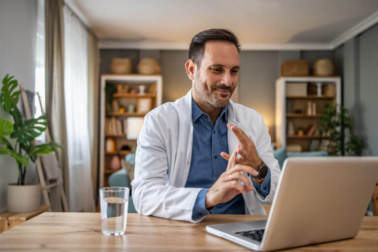 A specialist doctor provides medical consultations through video conferencing.